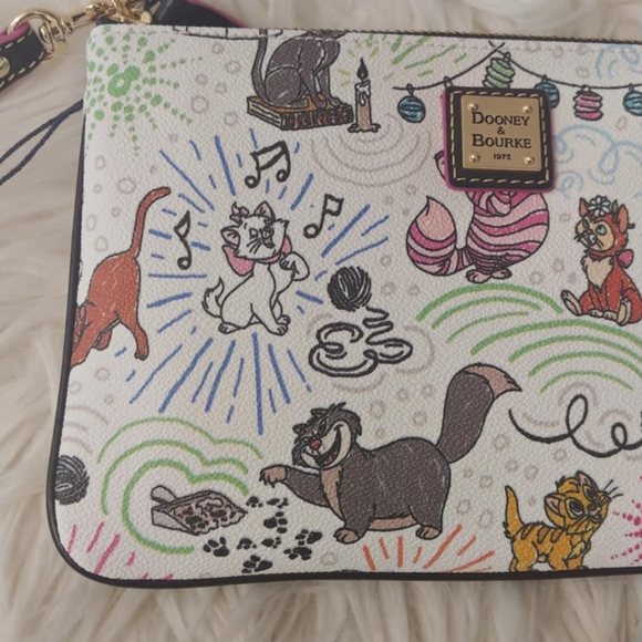 💖FIRM! NWT DISNEY PARKS X DOONEY AND BOURKE DISNEY CATS SKETCH WRISTLET - Picture 4 of 15